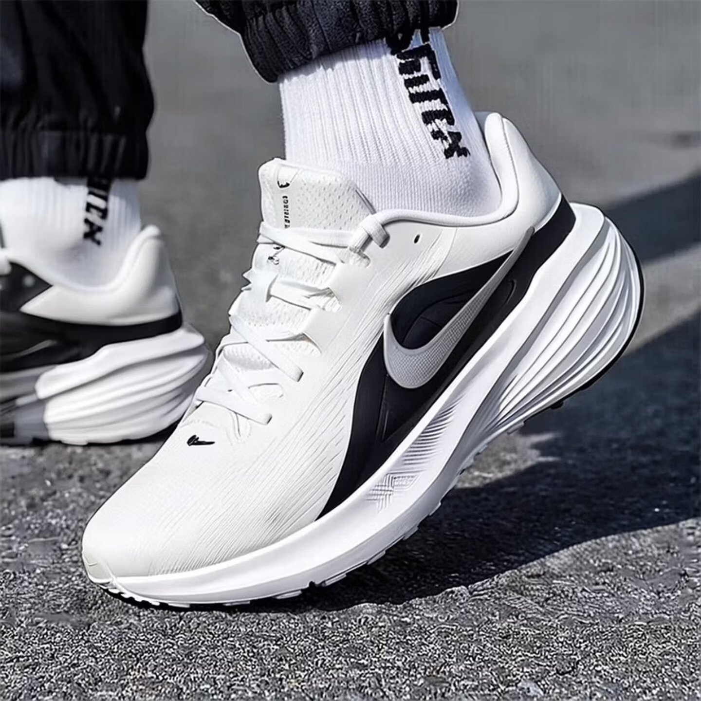 NIKE DOWNSHIFTER 14 メンズ ランニングシ - Lightweight Road Running Shoes のレビューと価格